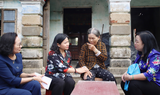 Chủ tịch Hội LHPN Việt Nam Nguyễn Thị Tuyến thăm hỏi hội viên, phụ nữ, trẻ mồ côi vùng lũ Đắk Lắk- Ảnh 3.