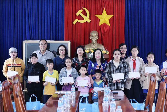 Chủ tịch Hội LHPN Việt Nam Nguyễn Thị Tuyến thăm hỏi hội viên, phụ nữ, trẻ mồ côi vùng lũ Đắk Lắk- Ảnh 7.