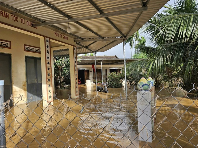 Mưa to, nước dâng cao, người dân Khánh Hòa căng mình tiếp tục chạy lũ- Ảnh 1.