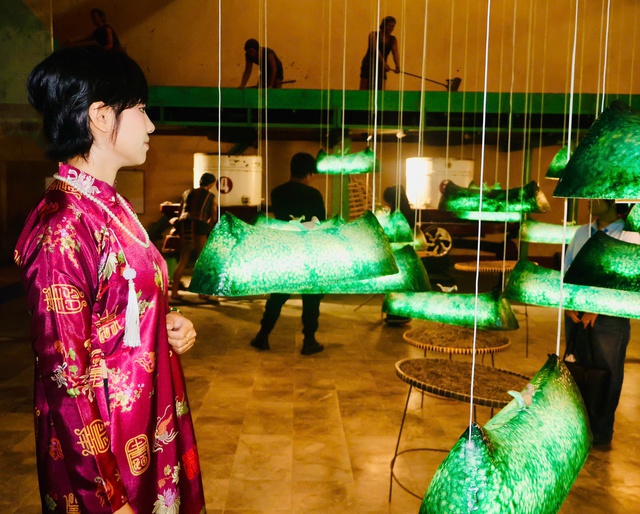 Chị Trúc Quỳnh, người Bảo Lộc xem Mỹ cảm trong sương tại Nhà máy chè 1927. Ảnh: Hồ Lam Chị Trúc Quỳnh, người Bảo Lộc xem Mỹ cảm trong sương tại Nhà máy chè 1927. Ảnh: Hồ Lam