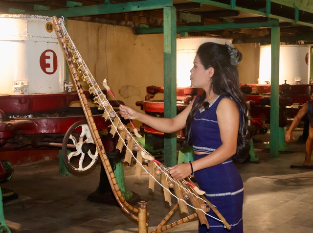 Chị Tam Bộ Thơ, người dân tộc K'ho tham gia trình diễn tại Mỹ cảm trong sương. Ảnh: Hồ Lam Chị Tam Bộ Thơ, người dân tộc K'ho tham gia trình diễn tại Mỹ cảm trong sương. Ảnh: Hồ Lam