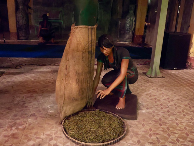 Mỹ cảm trong sương có những hệ sắp đặt mô tả khá chi tiết quy trình sản xuất trà Bảo Lộc. Ảnh: Hồ Lam Mỹ cảm trong sương có những hệ sắp đặt mô tả khá chi tiết quy trình sản xuất trà Bảo Lộc. Ảnh: Hồ Lam