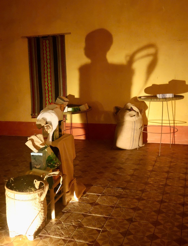 Hệ sắp đặt Em bé ngủ trong gùi của tác giả Nguyễn Đức Phương, hoạ sĩ Phương Giò. Ảnh: Hồ Lam Hệ sắp đặt Em bé ngủ trong gùi của tác giả Nguyễn Đức Phương, hoạ sĩ Phương Giò. Ảnh: Hồ Lam