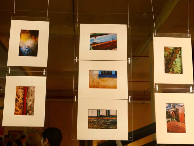 Những khoảnh khắc mang màu sắc thời gian trên những mảng tường do nhiếp ảnh gia Hoàng Lê Giang ghi lại được trưng bày tại Mỹ cảm trong sương. Ảnh: Hồ Lam Những khoảnh khắc mang màu sắc thời gian trên những mảng tường do nhiếp ảnh gia Hoàng Lê Giang ghi lại được trưng bày tại Mỹ cảm trong sương. Ảnh: Hồ Lam