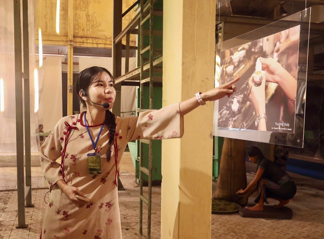 Hướng dẫn viên chia sẻ về cách thưởng trà tại Mỹ cảm trong sương. Ảnh: Hồ Lam Hướng dẫn viên chia sẻ về cách thưởng trà tại Mỹ cảm trong sương. Ảnh: Hồ Lam