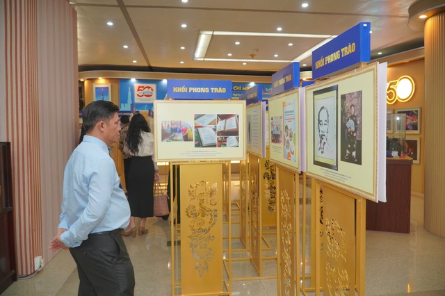 Các đại biểu xem triển lãm các tác phẩm văn học, nghệ thuật, báo chí trong khuôn khổ lễ trao giải Các đại biểu xem triển lãm các tác phẩm văn học, nghệ thuật, báo chí trong khuôn khổ lễ trao giải