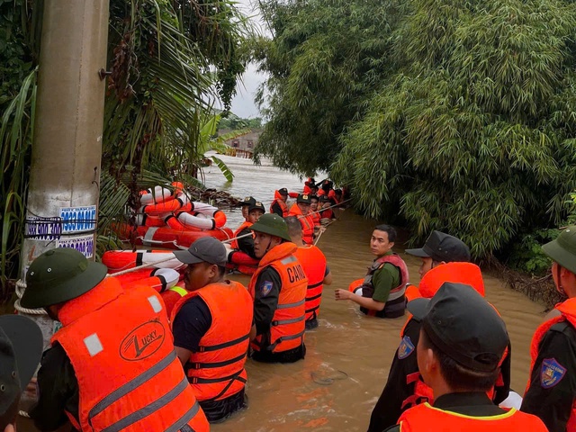 Lâm Đồng: Ngập lụt nghiêm trọng, sơ tán hàng chục hộ dân đến nơi trú tránh tạm thời- Ảnh 3.
