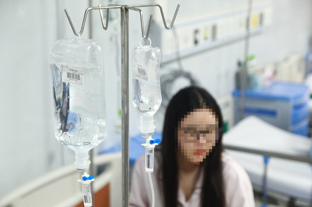 Cô gái 23 tuổi liệt tứ chi vì bóng cười- Ảnh 1.