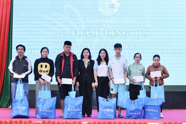 Chủ tịch Hội LHPN Việt Nam Nguyễn Thị Tuyến thăm hỏi, động viên phụ nữ, trẻ em vùng lũ - Ảnh 2.