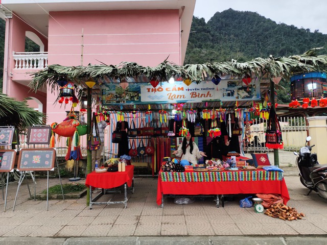 Đưa vải thổ cẩm vượt 