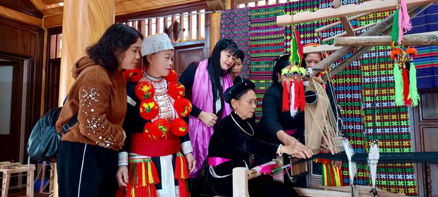 Đưa vải thổ cẩm vượt 