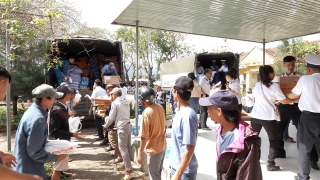 Vùng 4 Hải quân tặng hơn 15 tấn nhu yếu phẩm cho người dân sau lũ- Ảnh 6. Vùng 4 Hải quân tặng hơn 15 tấn nhu yếu phẩm cho người dân sau lũ- Ảnh 6.