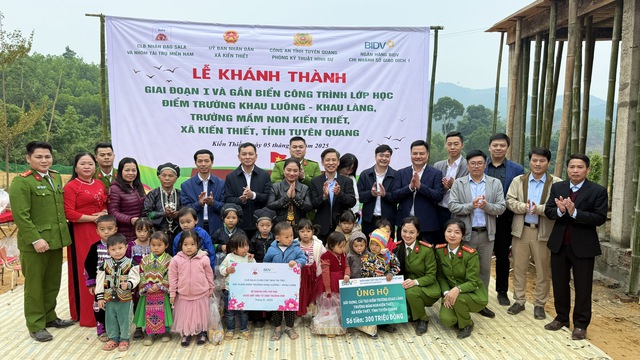 CLB Nhân đạo Sala, Công an tỉnh Tuyên Quang, chính quyền xã Kiến Thiết và các nhà tài trợ tham dự lễ khánh thành giai đoạn I điểm trường Khau Luông – Khau Làng, Trường Mầm non Kiến Thiết tỉnh Tuyên Quang