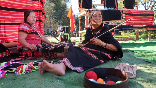 Dấu ấn phụ nữ Giẻ Triêng trong giữ gìn văn hóa truyền thống- Ảnh 3. Dấu ấn phụ nữ Giẻ Triêng trong giữ gìn văn hóa truyền thống- Ảnh 3.