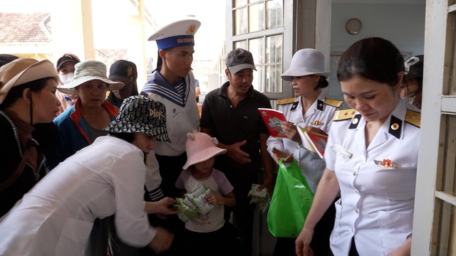 Vùng 4 Hải quân tặng hơn 15 tấn nhu yếu phẩm cho người dân sau lũ- Ảnh 3. Vùng 4 Hải quân tặng hơn 15 tấn nhu yếu phẩm cho người dân sau lũ- Ảnh 3.