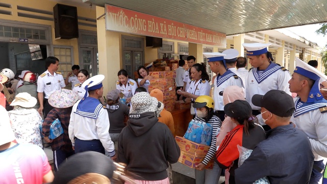 Vùng 4 Hải quân tặng hơn 15 tấn nhu yếu phẩm cho người dân sau lũ- Ảnh 5. Vùng 4 Hải quân tặng hơn 15 tấn nhu yếu phẩm cho người dân sau lũ- Ảnh 5.