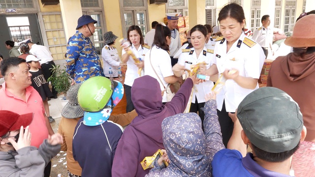 Vùng 4 Hải quân tặng hơn 15 tấn nhu yếu phẩm cho người dân sau lũ- Ảnh 4. Vùng 4 Hải quân tặng hơn 15 tấn nhu yếu phẩm cho người dân sau lũ- Ảnh 4.