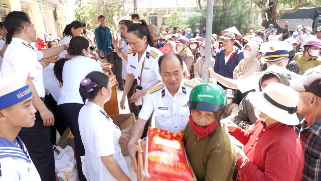 Vùng 4 Hải quân tặng hơn 15 tấn nhu yếu phẩm cho người dân sau lũ- Ảnh 2. Vùng 4 Hải quân tặng hơn 15 tấn nhu yếu phẩm cho người dân sau lũ- Ảnh 2.