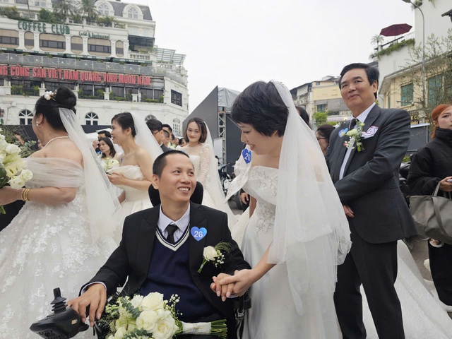 Đám cưới tập thể của 80 cặp đôi trong "Ngày hội Việt Nam hạnh phúc 2025"- Ảnh 2. Đám cưới tập thể của 80 cặp đôi trong "Ngày hội Việt Nam hạnh phúc 2025"- Ảnh 2.