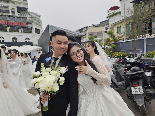 Đám cưới tập thể của 80 cặp đôi trong "Ngày hội Việt Nam hạnh phúc 2025"- Ảnh 1. Đám cưới tập thể của 80 cặp đôi trong "Ngày hội Việt Nam hạnh phúc 2025"- Ảnh 1.