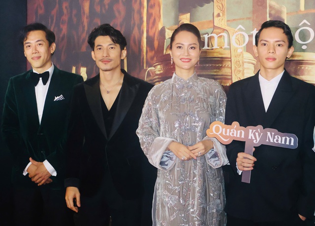 Đạo diễn Leon Quang Lê và diễn viên Liên Bỉnh Phát, Đỗ Thị Hải Yến, Trần Thế Mạnh trên thảm đỏ ra mắt phim Quán Kỳ Nam vào ngày 24/11. Ảnh: Hồ Lam Đạo diễn Leon Quang Lê và diễn viên Liên Bỉnh Phát, Đỗ Thị Hải Yến, Trần Thế Mạnh trên thảm đỏ ra mắt phim Quán Kỳ Nam vào ngày 24/11. Ảnh: Hồ Lam