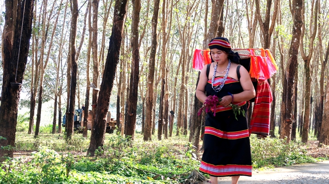 Dấu ấn phụ nữ Giẻ Triêng trong giữ gìn văn hóa truyền thống- Ảnh 1. Dấu ấn phụ nữ Giẻ Triêng trong giữ gìn văn hóa truyền thống- Ảnh 1.