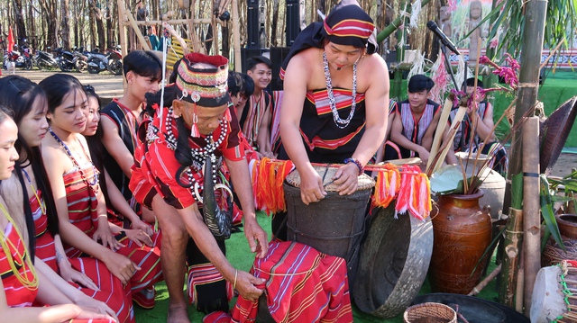 Dấu ấn phụ nữ Giẻ Triêng trong giữ gìn văn hóa truyền thống- Ảnh 2. Dấu ấn phụ nữ Giẻ Triêng trong giữ gìn văn hóa truyền thống- Ảnh 2.