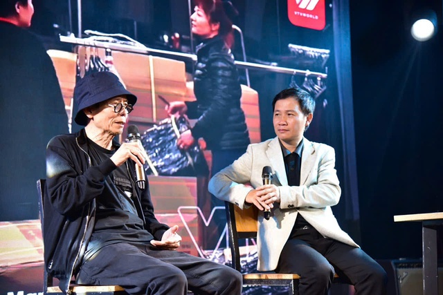 Tác giả Minh Thứ chia sẻ trong buổi ra mắt sách tại Hà Nội Tác giả Minh Thứ chia sẻ trong buổi ra mắt sách tại Hà Nội