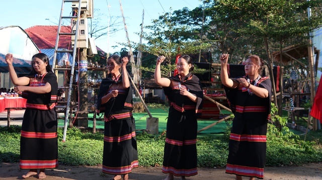 Người giữ hồn và nâng tầm thổ cẩm của đồng bào Giẻ Triêng- Ảnh 1. Người giữ hồn và nâng tầm thổ cẩm của đồng bào Giẻ Triêng- Ảnh 1.