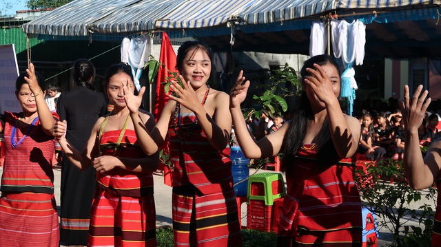 Người giữ hồn và nâng tầm thổ cẩm của đồng bào Giẻ Triêng- Ảnh 3. Người giữ hồn và nâng tầm thổ cẩm của đồng bào Giẻ Triêng- Ảnh 3.