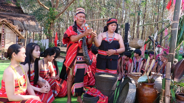 Người giữ hồn và nâng tầm thổ cẩm của đồng bào Giẻ Triêng- Ảnh 2. Người giữ hồn và nâng tầm thổ cẩm của đồng bào Giẻ Triêng- Ảnh 2.