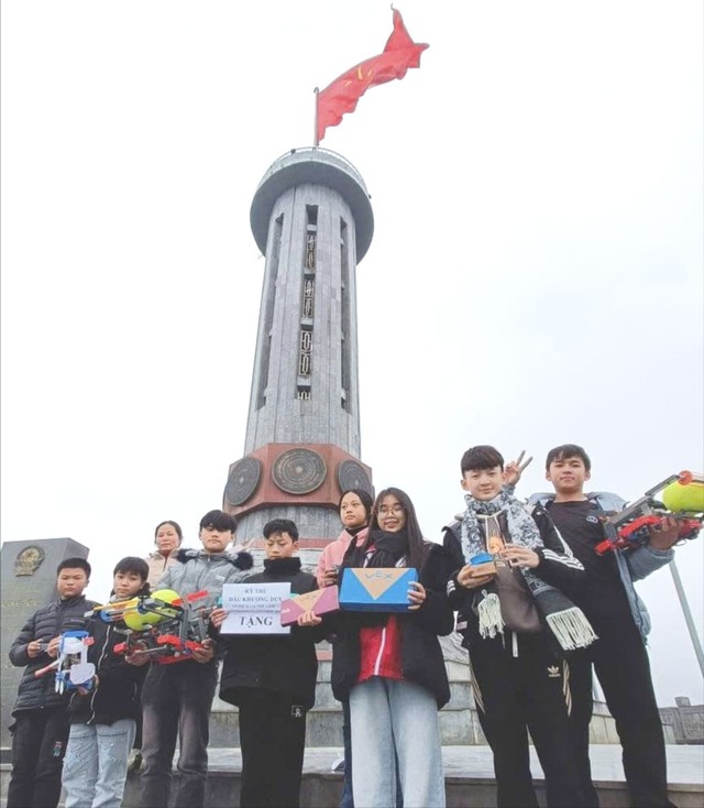 Cô Vàng Thị Dính cùng đội tuyển của mình biểu diễn robot ngay tại Cột cờ Lũng Cú Cô Vàng Thị Dính cùng đội tuyển của mình biểu diễn robot ngay tại Cột cờ Lũng Cú