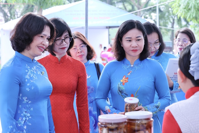 Phụ nữ Đà Nẵng phải là "nhạc trưởng văn hóa" trong gia đình và cộng đồng- Ảnh 10. Phụ nữ Đà Nẵng phải là "nhạc trưởng văn hóa" trong gia đình và cộng đồng- Ảnh 10.