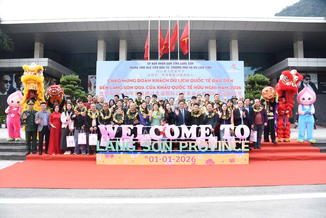 Lạng Sơn đón khách "xông đất" đầu năm 2026 bằng nụ cười hiếu khách- Ảnh 3. Lạng Sơn đón khách "xông đất" đầu năm 2026 bằng nụ cười hiếu khách- Ảnh 3.