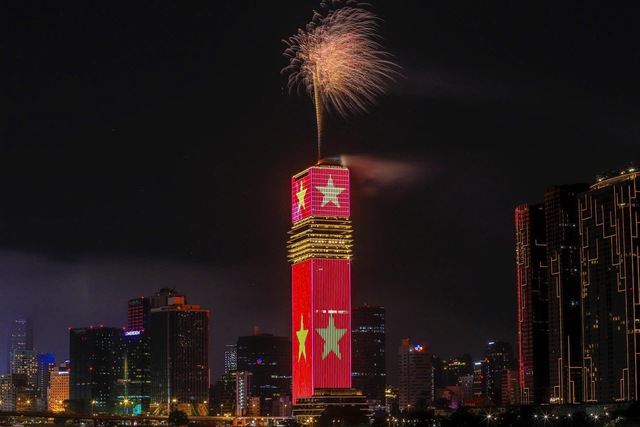 Saigon Marina IFC rực rỡ đêm pháo hoa với công nghệ ánh sáng hàng đầu thế giới- Ảnh 1.