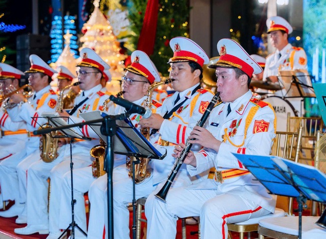 Saigon Marina IFC rực rỡ đêm pháo hoa với công nghệ ánh sáng hàng đầu thế giới- Ảnh 2.