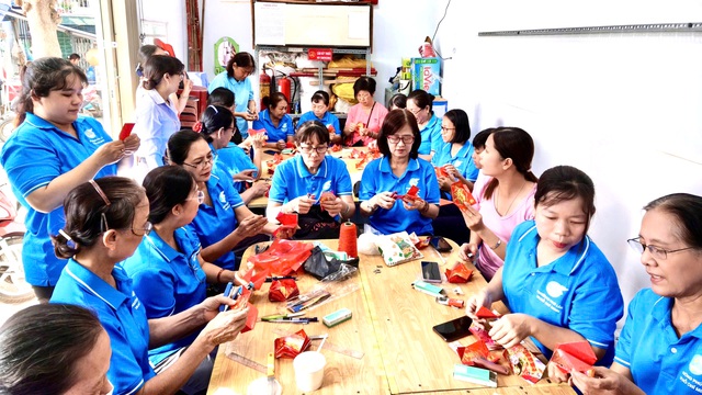 "Góc khéo tay" làm lồng đèn đón Tết tặng hội viên khó khăn- Ảnh 1.