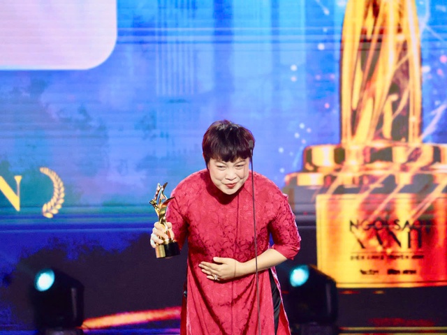 Đạo diễn Đặng Thái Huyền cúi chào, cảm ơn khán giả khi nhận giải thưởng Đạo diễn xuất sắc nhất. Ảnh: Hồ Lam