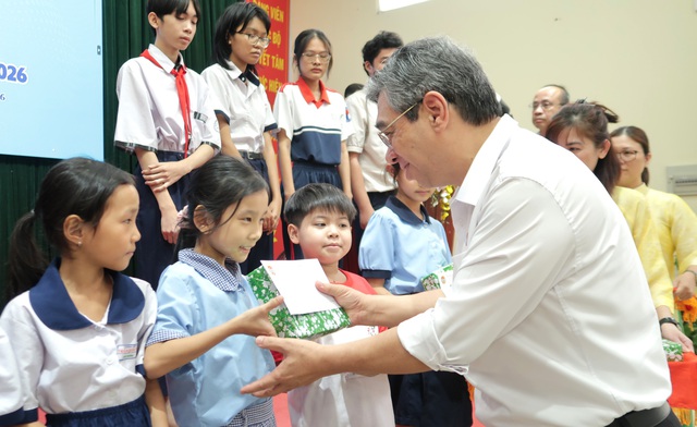 TPHCM: Tặng thẻ bảo hiểm y tế và quà Tết cho người có hoàn cảnh khó khăn- Ảnh 1.