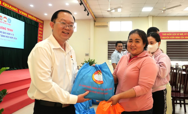 TPHCM: Tặng thẻ bảo hiểm y tế và quà Tết cho người có hoàn cảnh khó khăn- Ảnh 3.