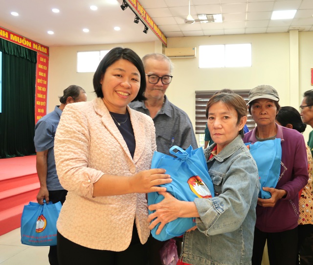 TPHCM: Tặng thẻ bảo hiểm y tế và quà Tết cho người có hoàn cảnh khó khăn- Ảnh 2.