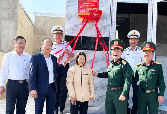 Quân chủng Hải quân bàn giao 8 căn nhà trong "Chiến dịch Quang Trung"- Ảnh 1. Quân chủng Hải quân bàn giao 8 căn nhà trong "Chiến dịch Quang Trung"- Ảnh 1.
