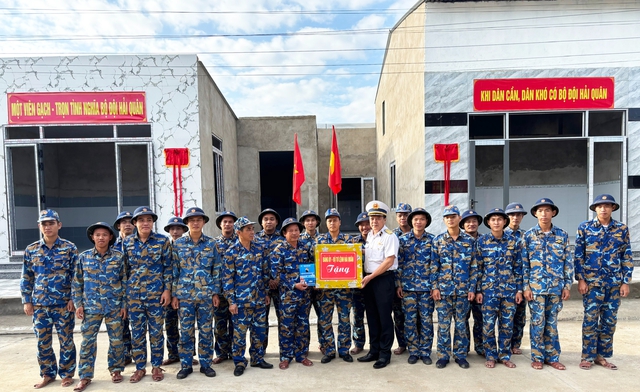 Quân chủng Hải quân bàn giao 8 căn nhà trong "Chiến dịch Quang Trung"- Ảnh 4. Quân chủng Hải quân bàn giao 8 căn nhà trong "Chiến dịch Quang Trung"- Ảnh 4.