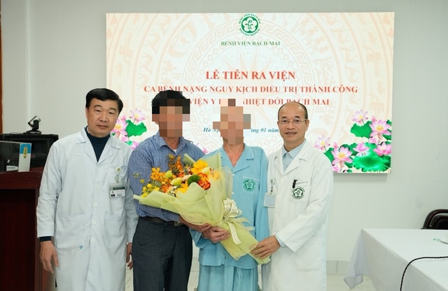 Tự đắp lá cây trị mụn, người đàn ông phải cắt cụt cánh tay vì nhiễm trùng- Ảnh 1. Tự đắp lá cây trị mụn, người đàn ông phải cắt cụt cánh tay vì nhiễm trùng- Ảnh 1.