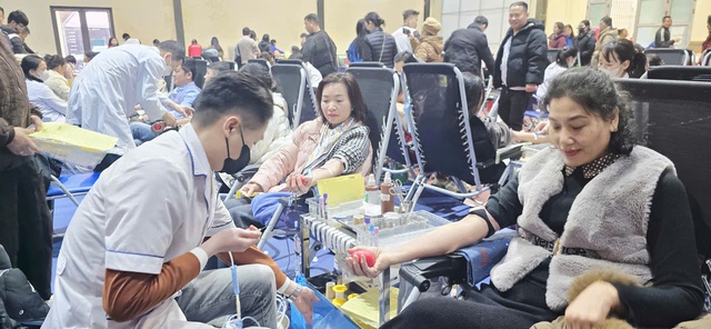 Đông đảo phụ nữ Lạng Sơn hiến máu tình nguyện tại "Lễ hội xuân hồng 2026"- Ảnh 4.