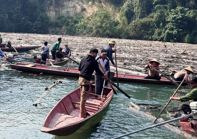Lòng hồ Bản Vẽ ngập rác, học sinh nhiều bản chật vật đường đến trường- Ảnh 1.