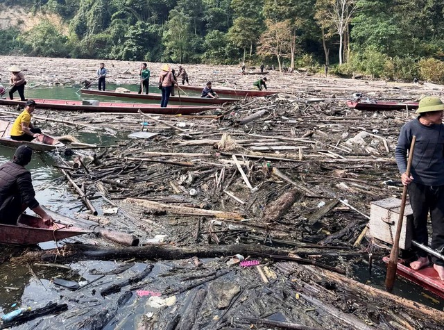 Lòng hồ Bản Vẽ ngập rác, học sinh nhiều bản chật vật đường đến trường- Ảnh 2.