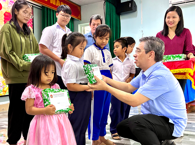 TPHCM: Người dân 2 xã vùng xa nhận quà Tết và thẻ Bảo hiểm y tế- Ảnh 1.