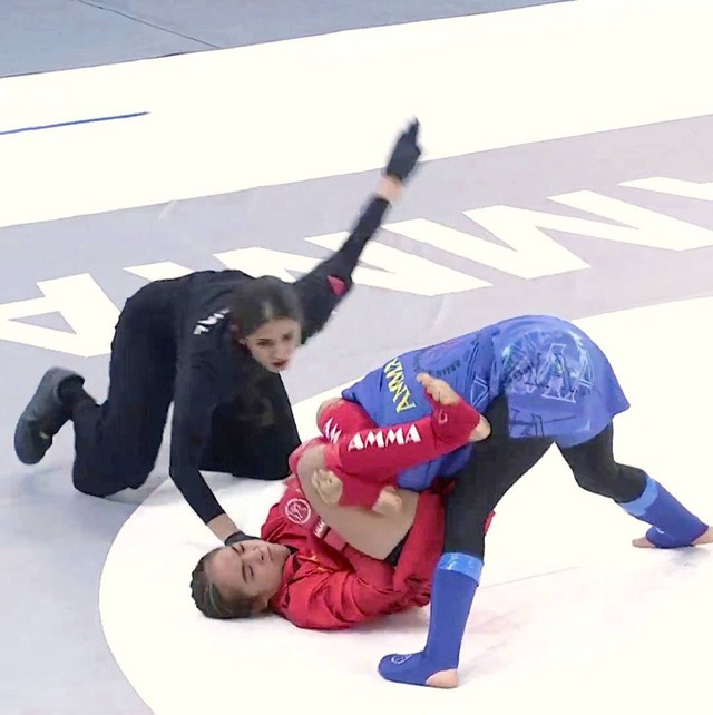 Nữ võ sĩ Việt Nam chiến thắng ấn tượng tại giải Vô địch MMA châu Á- Ảnh 4. Nữ võ sĩ Việt Nam chiến thắng ấn tượng tại giải Vô địch MMA châu Á- Ảnh 4.