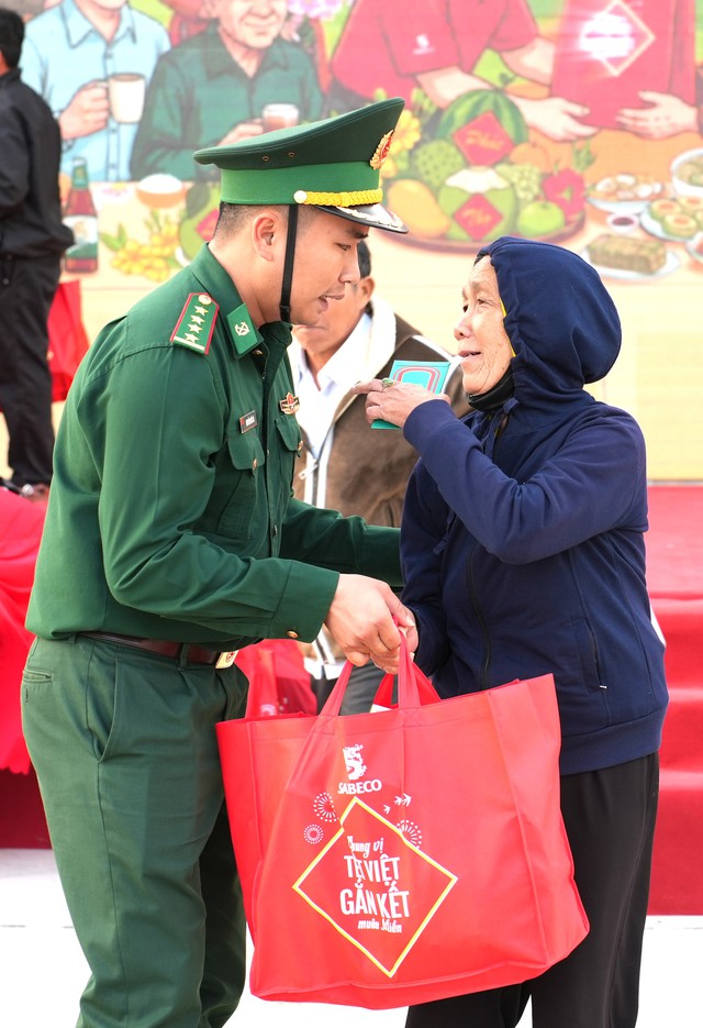 Trao 6.500 phần quà cho gia đình có hoàn cảnh khó khăn đón Tết- Ảnh 1.
